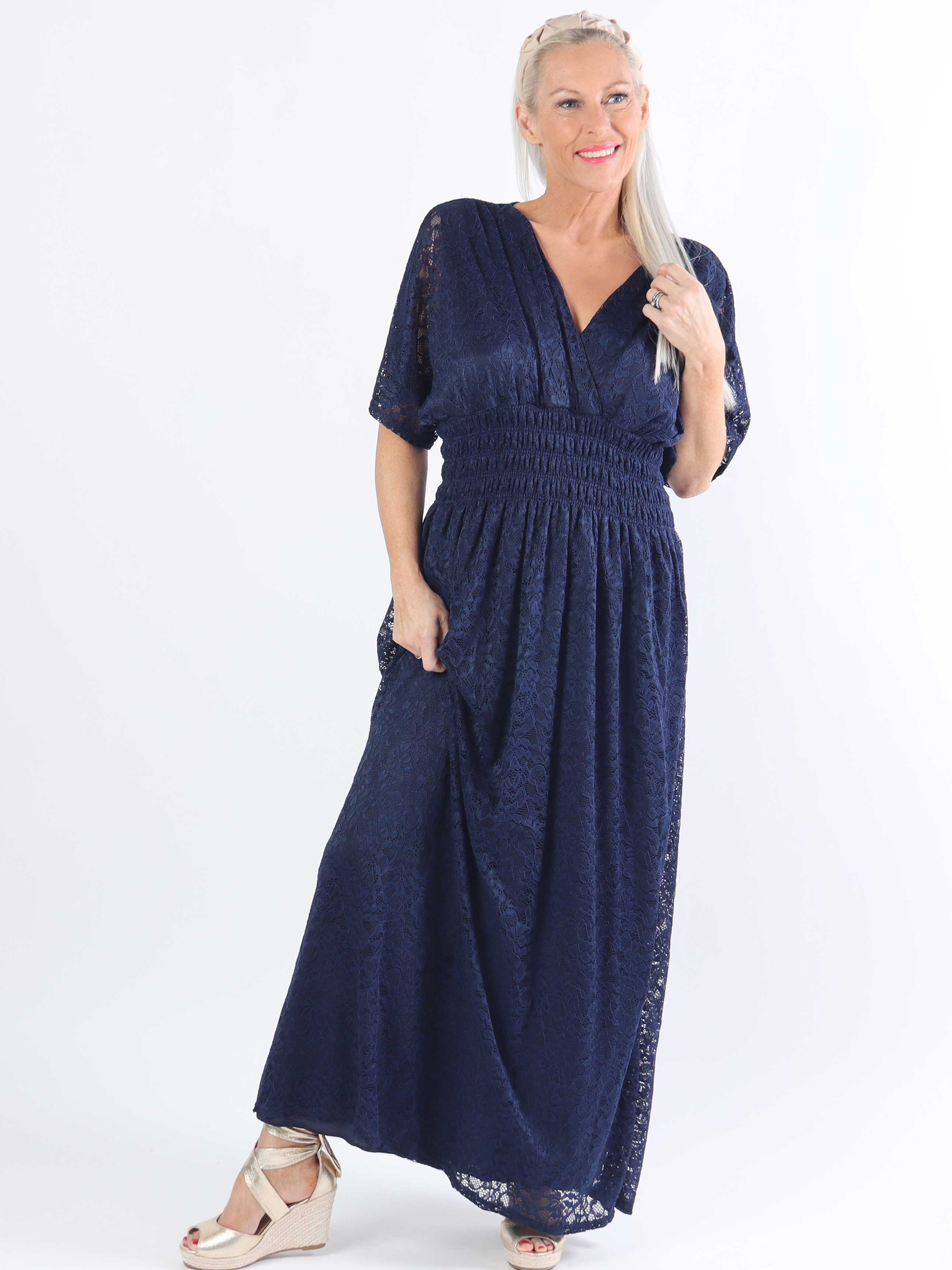 Pams Lace - Lang plus size kjole i blonde med smock under brystet